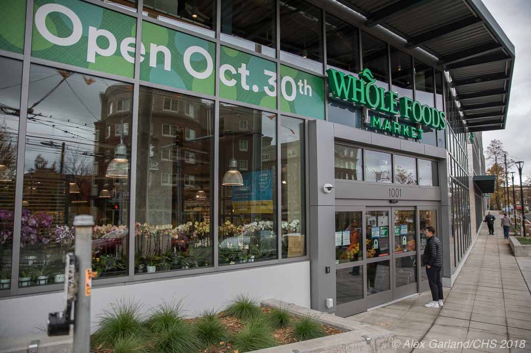 Which stores in twelve oaks are open on thanksgiving