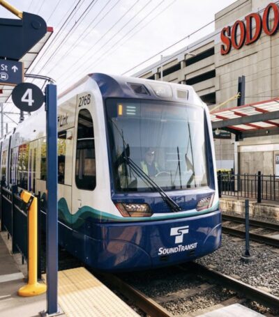 Power outage briefly halts light-rail trains in downtown Seattle